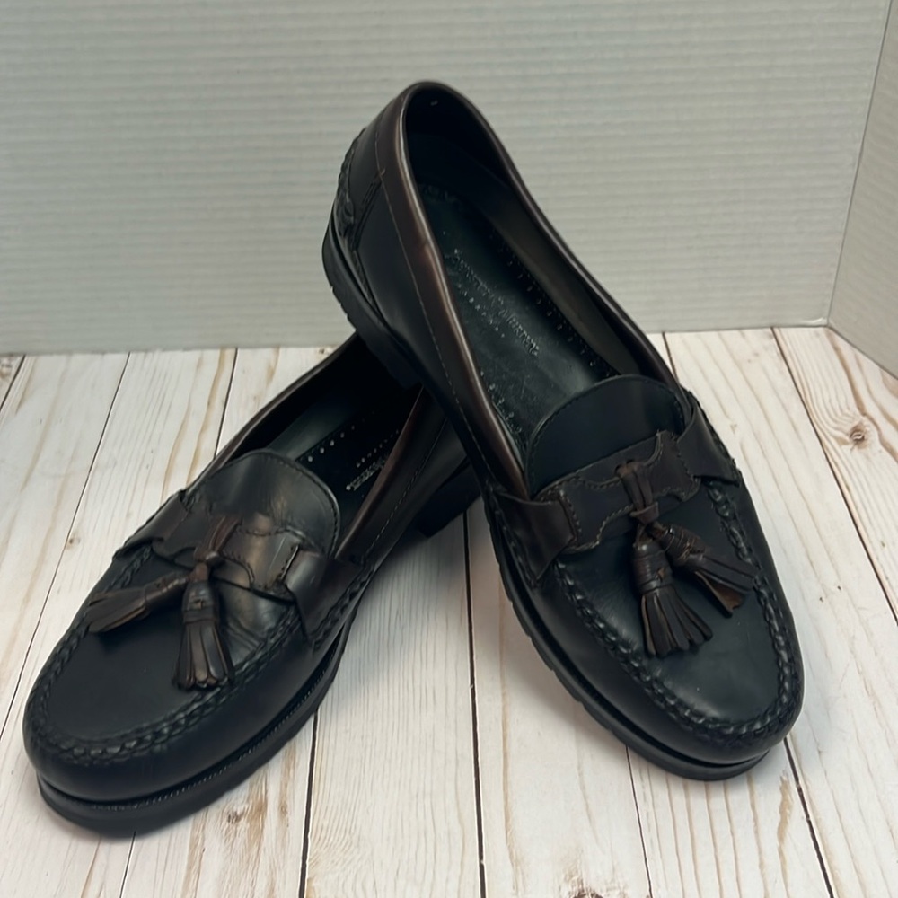 Johnston & Murphy Passport Tassel loafers. Two tone leather. EUC. Size 10.5